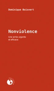 Est-il possible de réfléchir le monde contemporain dans les termes de la nonviolence ? Devant l’urgence de la situation, cette pratique peut-elle être efficace ? C’est le pari que fait Dominique Boisvert, qui présente l’essentiel des principes de la nonviolence pour en montrer la pertinence et la portée, tant dans nos rapports quotidiens que dans nos stratégies de lutte. Est-il possible de réfléchir le monde contemporain dans les termes de la nonviolence ? Devant l’urgence de la situation, cette pratique peut-elle être efficace ? C’est le pari que fait Dominique Boisvert, qui présente l’essentiel des principes de la nonviolence pour en montrer la pertinence et la portée, tant dans nos rapports quotidiens que dans nos stratégies de lutte.