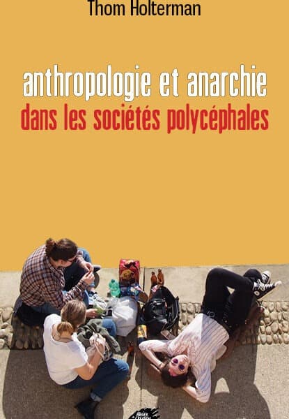 L’auteur de cet essai, en s’appuyant principalement sur les travaux de l’Allemand Hermann Amborn, nous propose une lecture anthropologique de l’anarchisme. Plus précisément, d’un côté un nombre de réflexions sur la question concernant l’État et les sociétés hiérarchiques et autoritaires et, de l’autre, non pas sur une hypothétique société égalitaire, mais sur un certain nombre de régions du monde où, hier et aujourd’hui, des hommes et des femmes ont vécu et vivent des rapports sociaux basés sur l’égalité et la participation de tous et toutes dans les affaires de la cité.