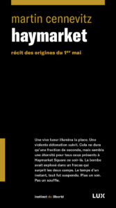 Haymarket. Chicago, 1886. Les conditions de vie des ouvriers, essentiellement d’origine immigrée, sont lamentables. Les tensions pour l’obtention de la journée de huit heures de travail sont à leur paroxysme. Un soir de mai, un événement tragique jette huit hommes dans la tourmente d’une parodie de justice dont l’issue sera qualifiée de «vendredi noir». Les répercussions sont internationales et aboutissent à la célébration du 1er Mai, Journée internationale des travailleurs. Haymarket. Chicago, 1886. Les conditions de vie des ouvriers, essentiellement d’origine immigrée, sont lamentables. Les tensions pour l’obtention de la journée de huit heures de travail sont à leur paroxysme. Un soir de mai, un événement tragique jette huit hommes dans la tourmente d’une parodie de justice dont l’issue sera qualifiée de «vendredi noir». Les répercussions sont internationales et aboutissent à la célébration du 1er Mai, Journée internationale des travailleurs.